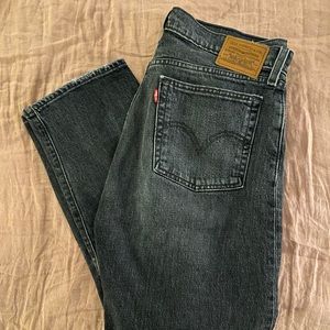 Levi’s wedgie fit straight leg jeans in washed black.